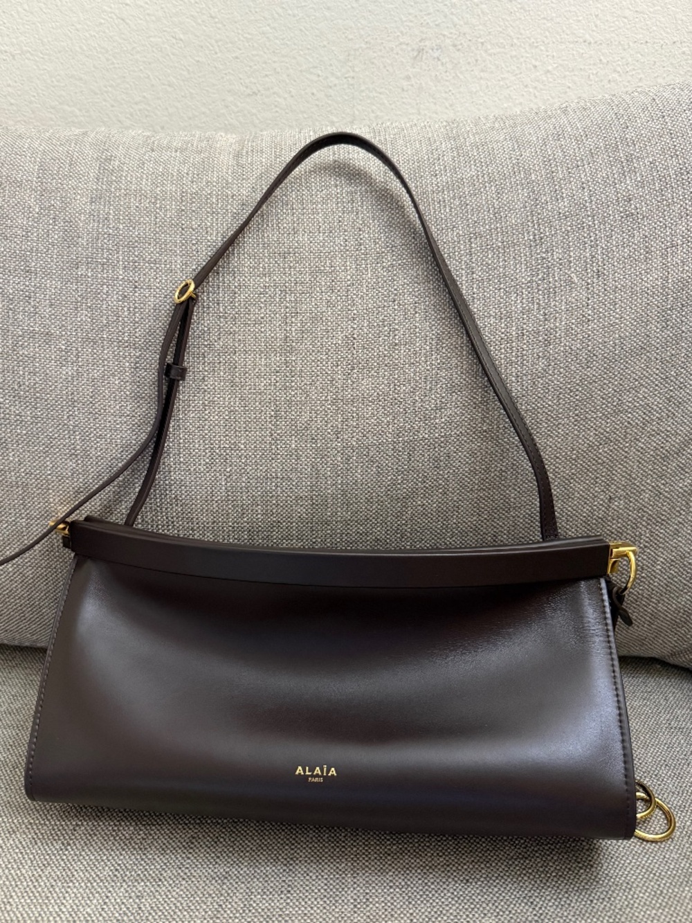 ALAÏA LE CLICK EAST WEST MEDIUM BAG IN CALFSKIN Dark Brown